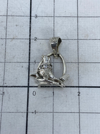 Dije sobre regla: 2.2 cm de largo, tamaño compacto de moneda