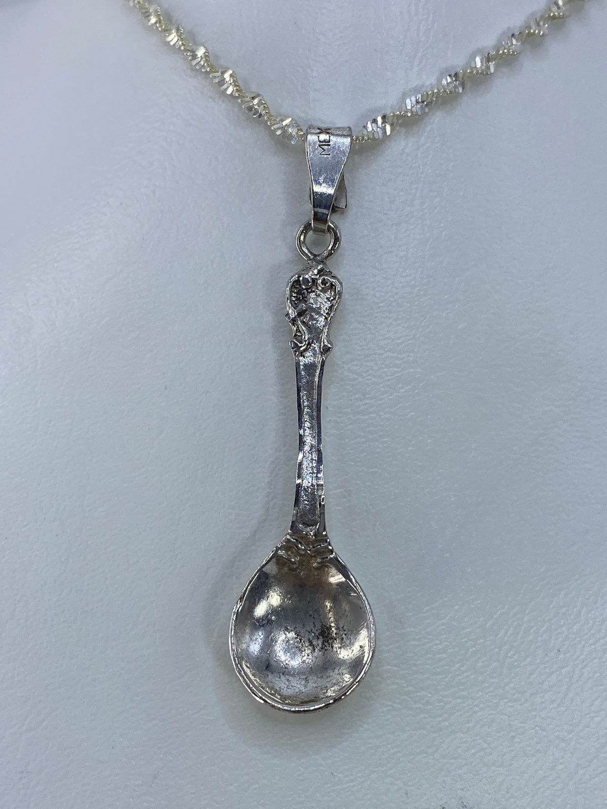 Dije de cucharilla en plata 925 con cadena de eslabones, colgando al cuello