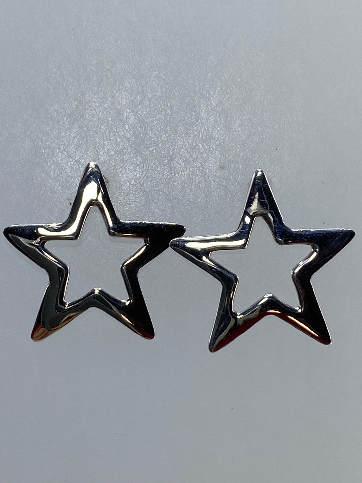 Aretes de plata 925 en forma de estrella abierta, par completo, vista frontal