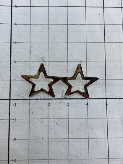 Aretes de plata 925 en la mano mostrando el peso ligero y el acabado pulido