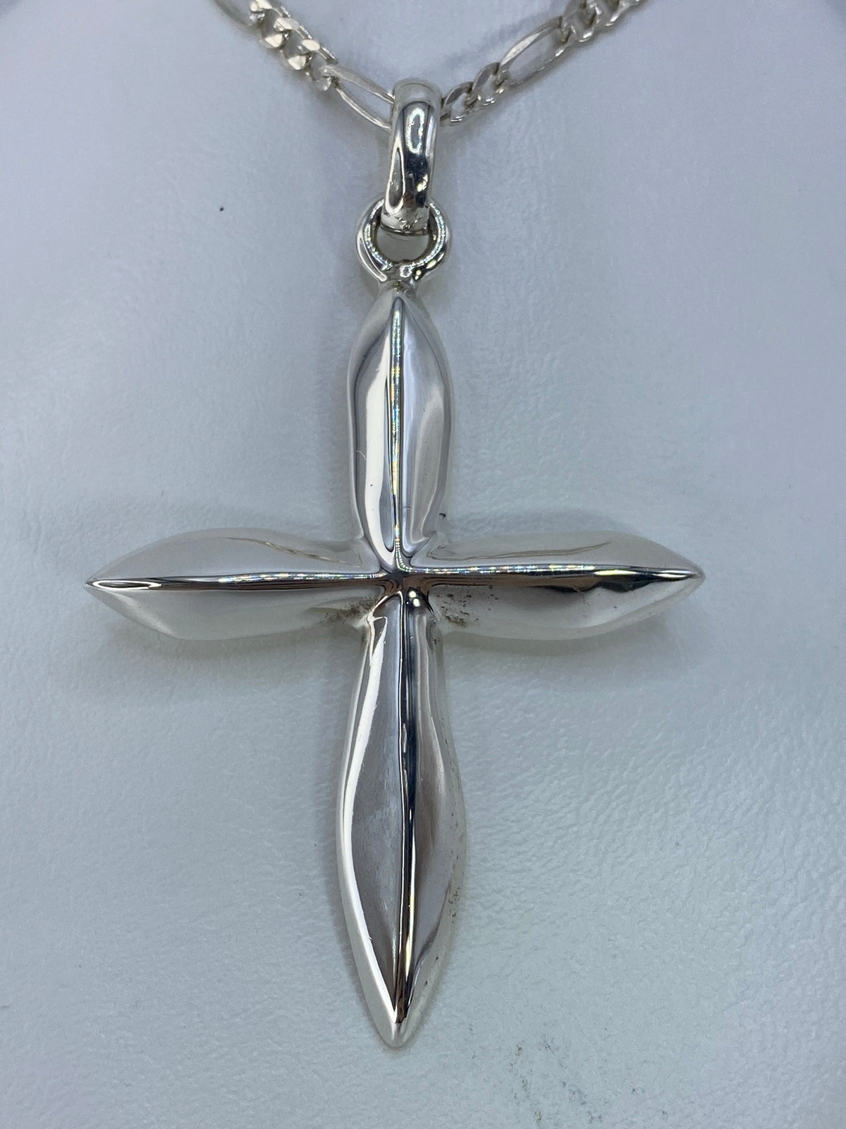 Dije cruz de plata .925 minimalista con líneas pulidas, visto de frente