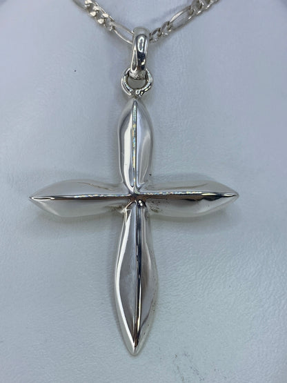 Dije cruz de plata .925 minimalista con líneas pulidas, visto de frente