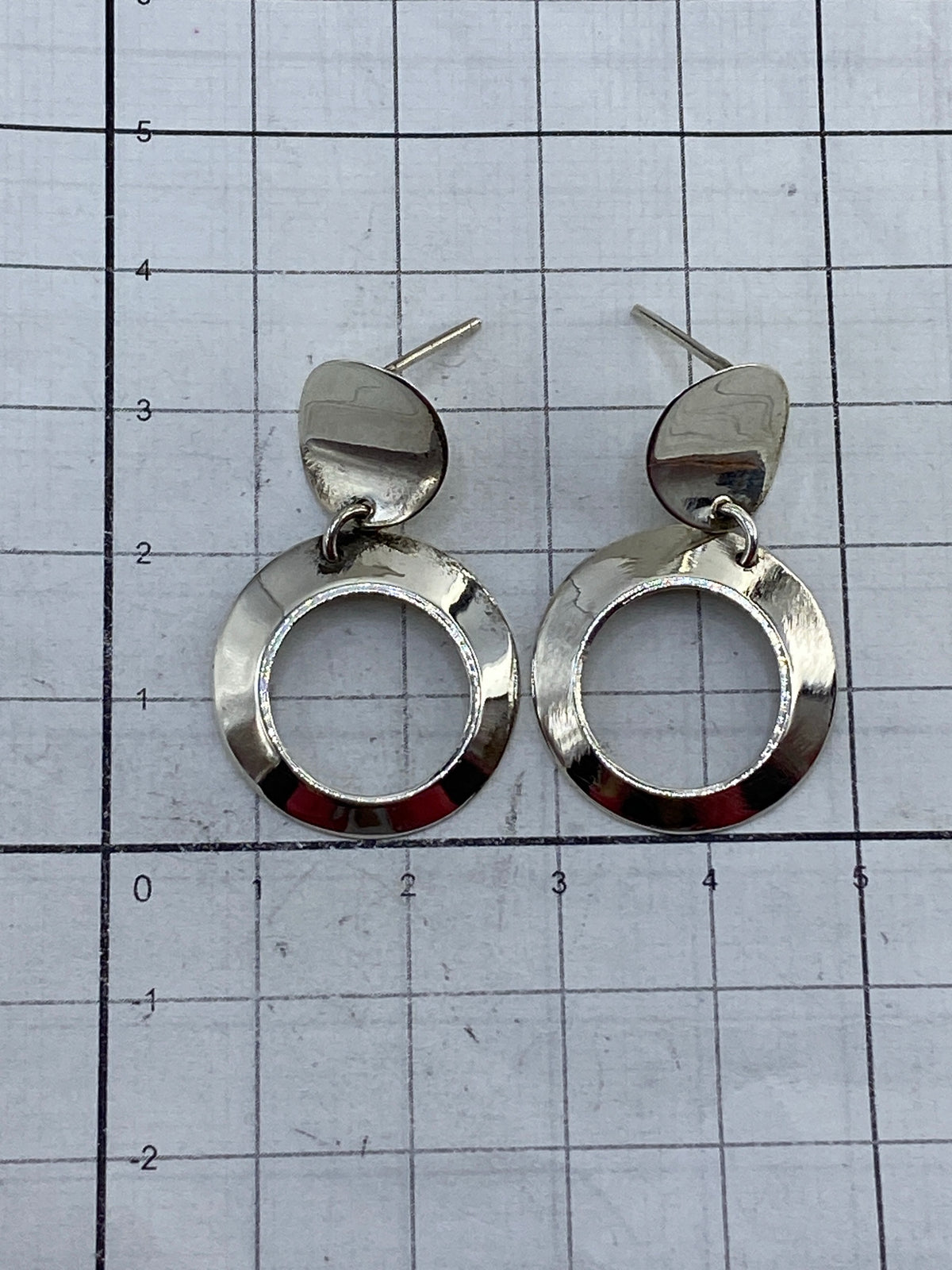 Aretes de plata con espiga, mostrando el Quinto 925 grabado