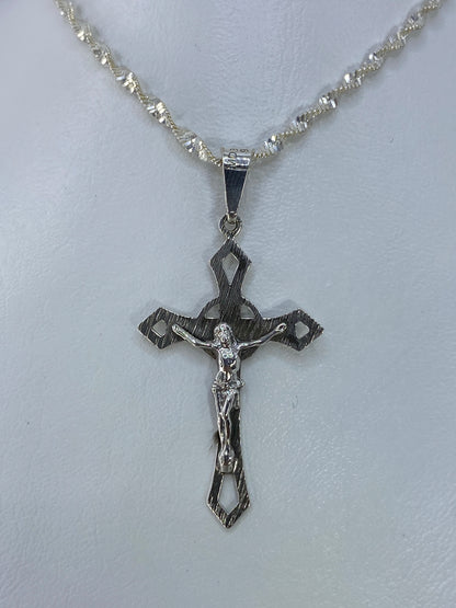 Dije crucifijo de plata 925 sobre cadena ondulada de Taxco