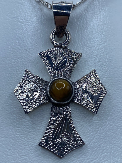 Cruz de plata con texturas labradas a mano y dije de 4 cm de largo