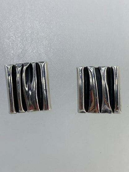 Aretes de plata 925 cartoneado con diseño geométrico minimalista, colocados en par
