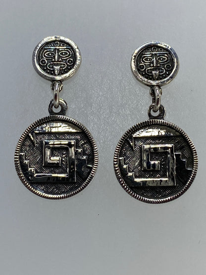 Aretes sobre fondo blanco exhibiendo el Quinto 925 en el reverso