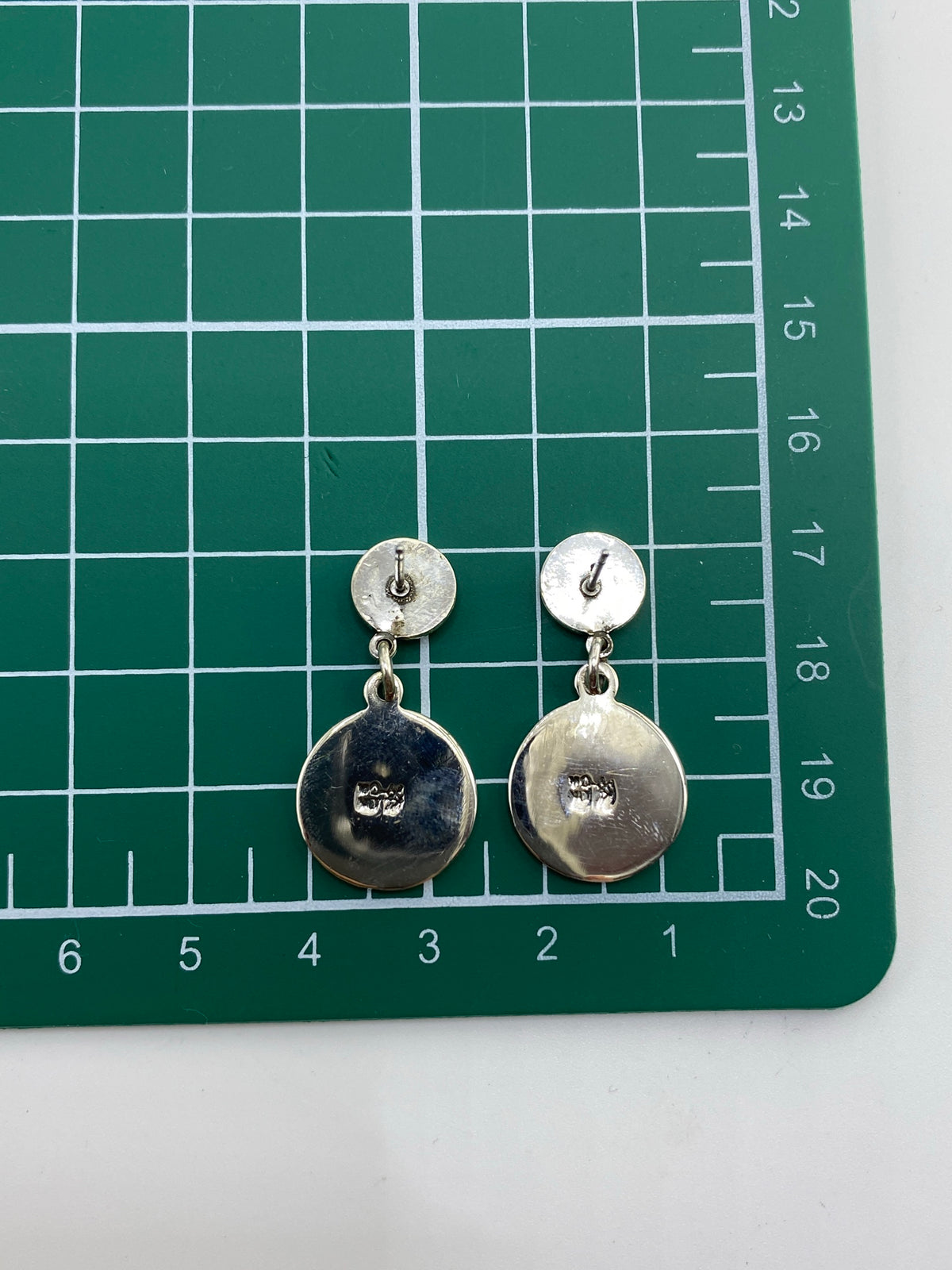 Aretes en estuche de presentación azul, listos para regalo