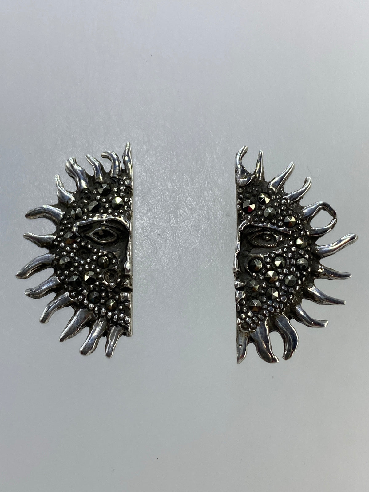 Par de aretes de plata con micro-circonia negra en pavé y textil con espinas en relieve