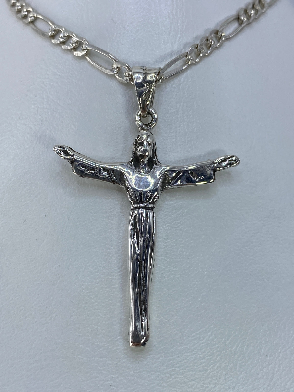 Dije crucifijo de plata 925 de Taxco colgando de cadena de eslabones figaro