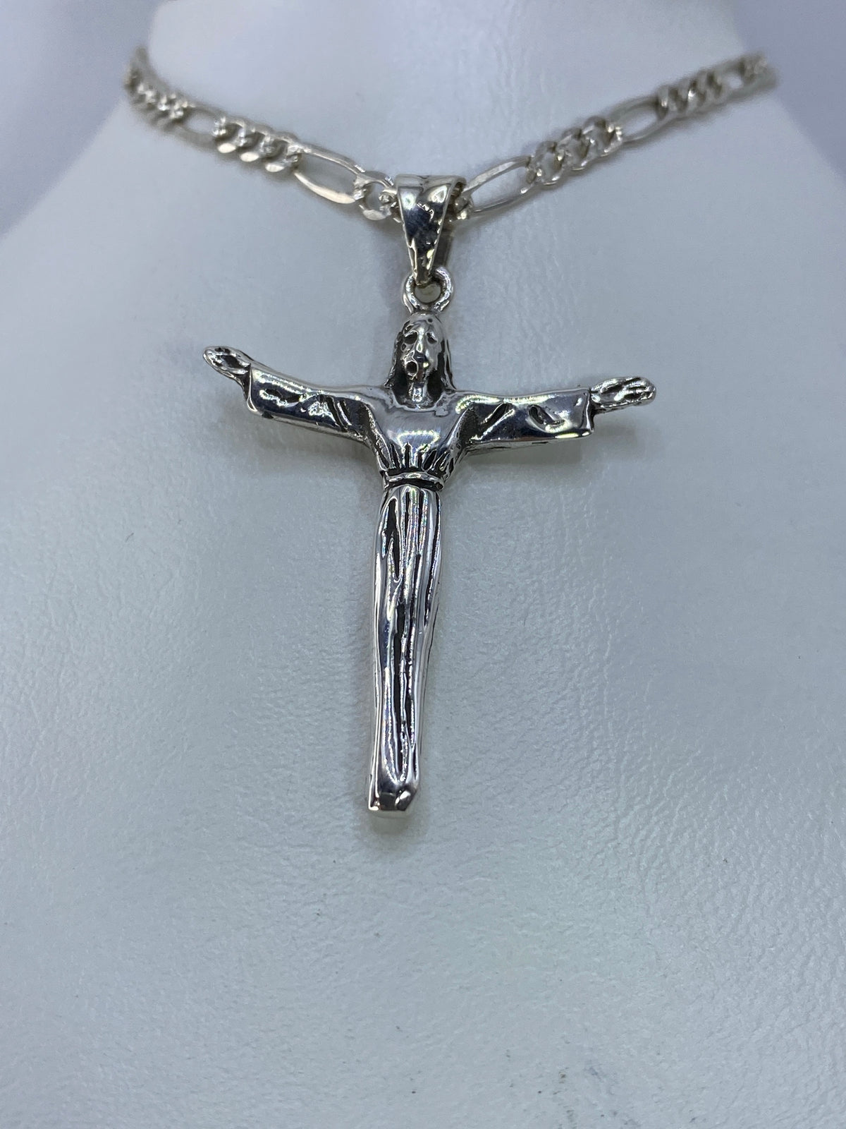 Vista frontal del crucifijo con figura de Cristo fundido en plata