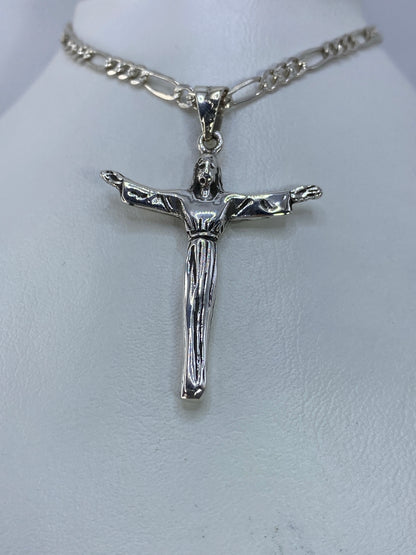 Vista frontal del crucifijo con figura de Cristo fundido en plata