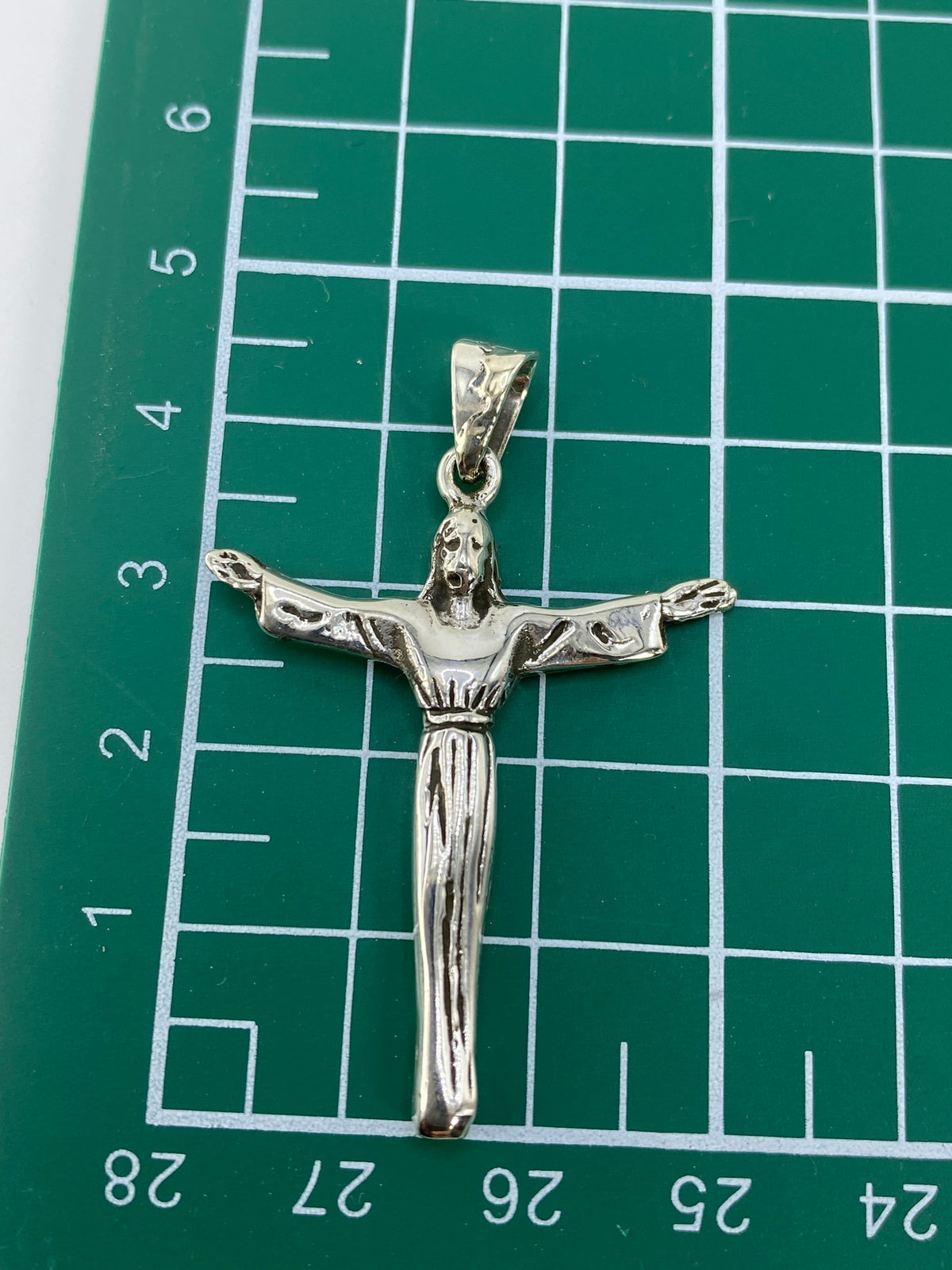 Crucifijo de 4.5 cm medido en regla — tamaño real del dije sin cadena