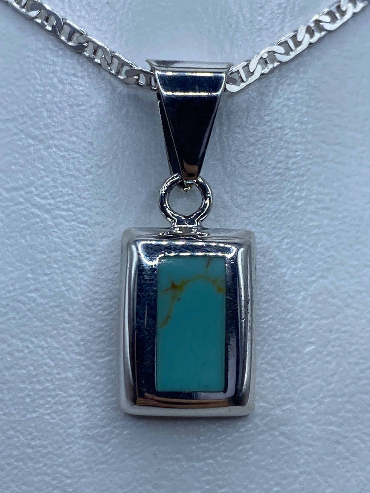 Dije de turquesa azul cielo en plata 925 sobre cadena plateada