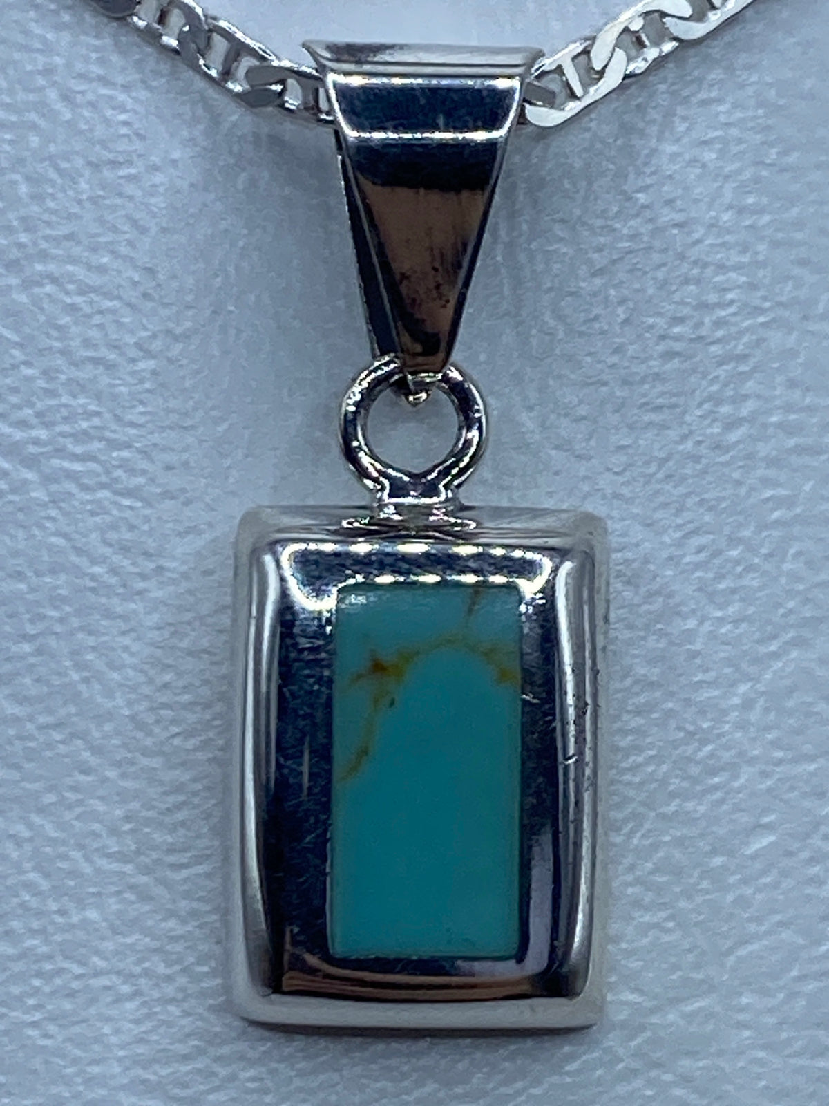 Dije de turquesa Taxco de 2.6 cm visto con escala de regla