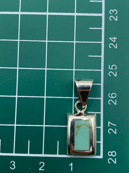 Reverso del dije mostrando el acabado de plata pulida y el Quinto 925
