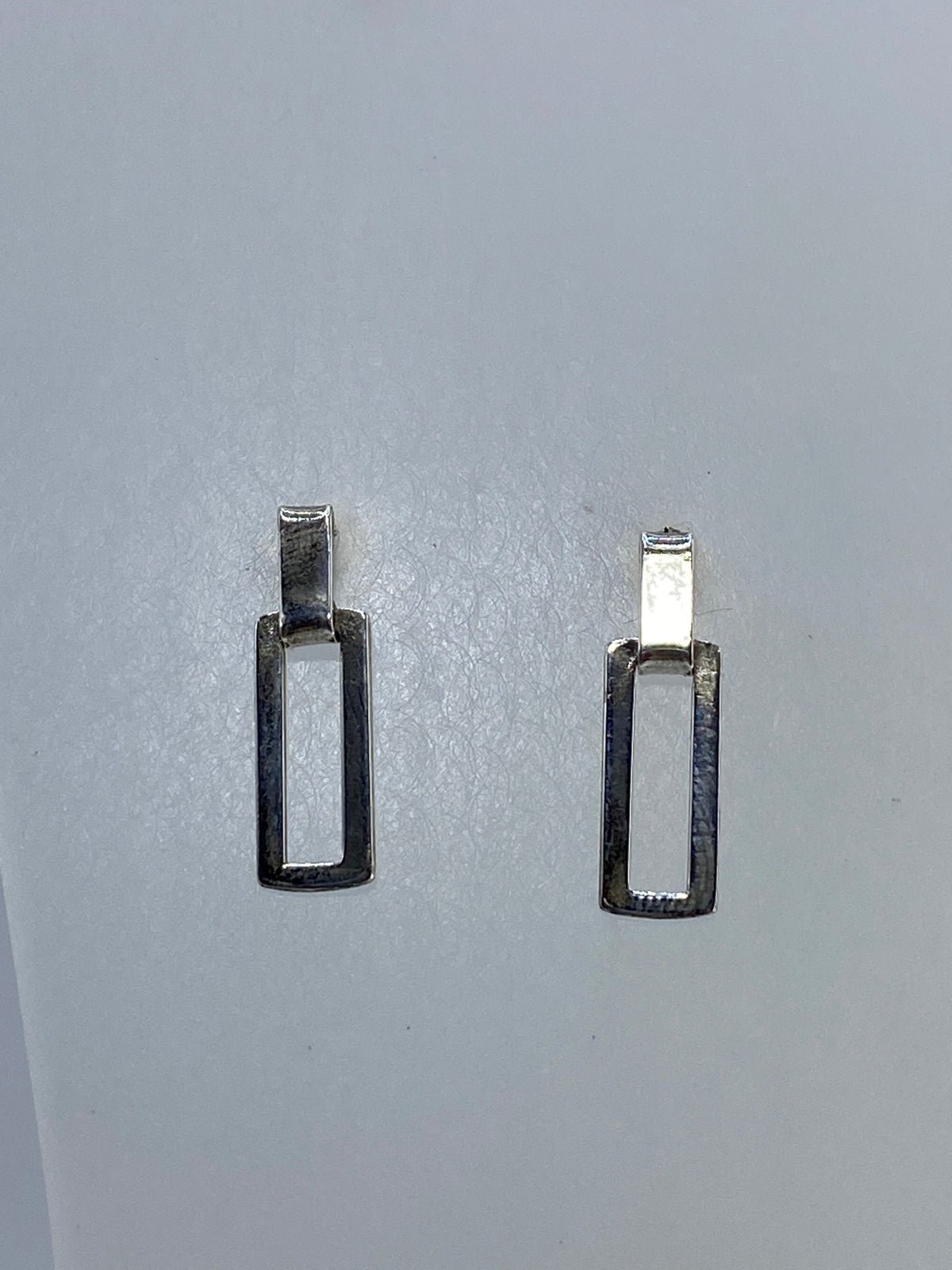 Par de aretes minimalistas de plata con arco abierto cortado a mano
