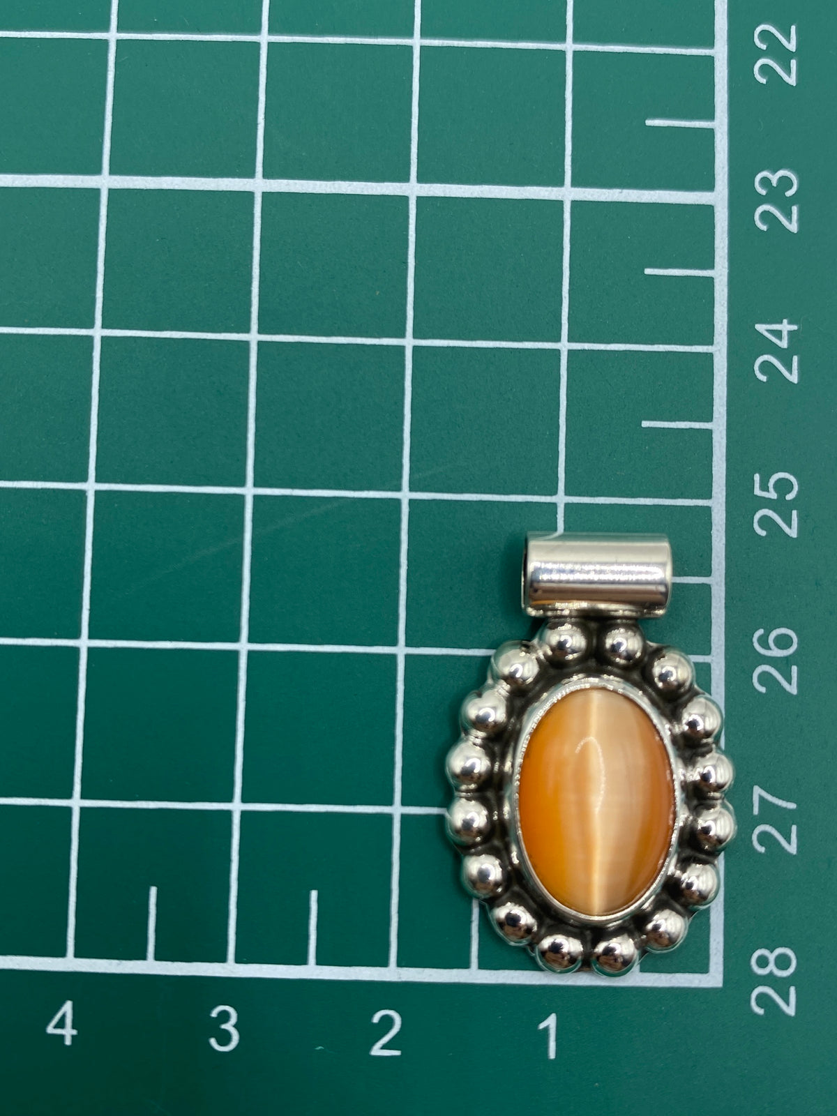 Dije de 2.8 cm sobre escala de medidas para referencia de tamano