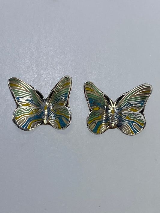 Aretes de mariposa en plata 925 cartoneado con alas texturadas, par completo sobre fondo blanco