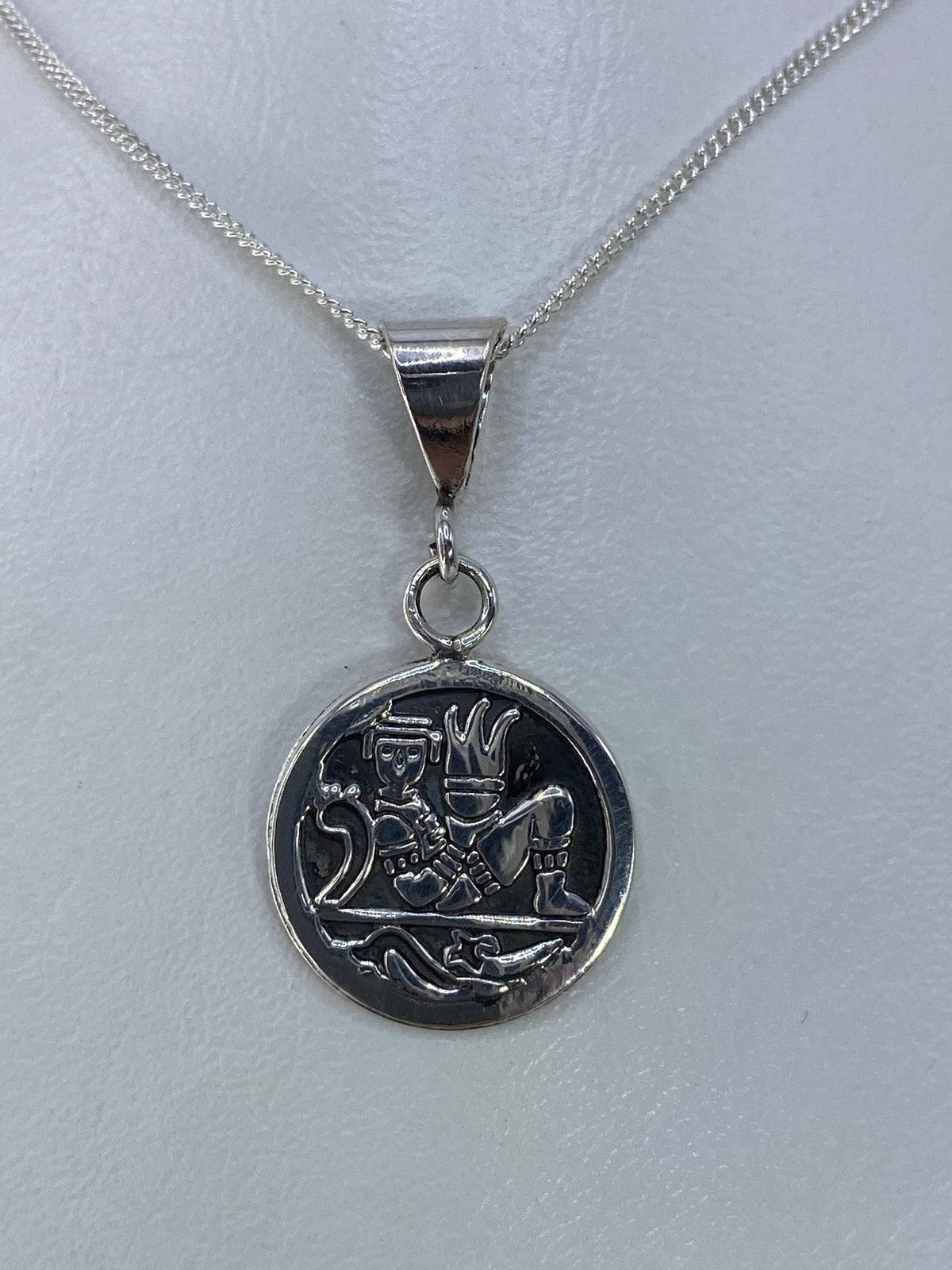 Dije prehispánico en plata 925 con deidad y símbolos rituales en relieve
