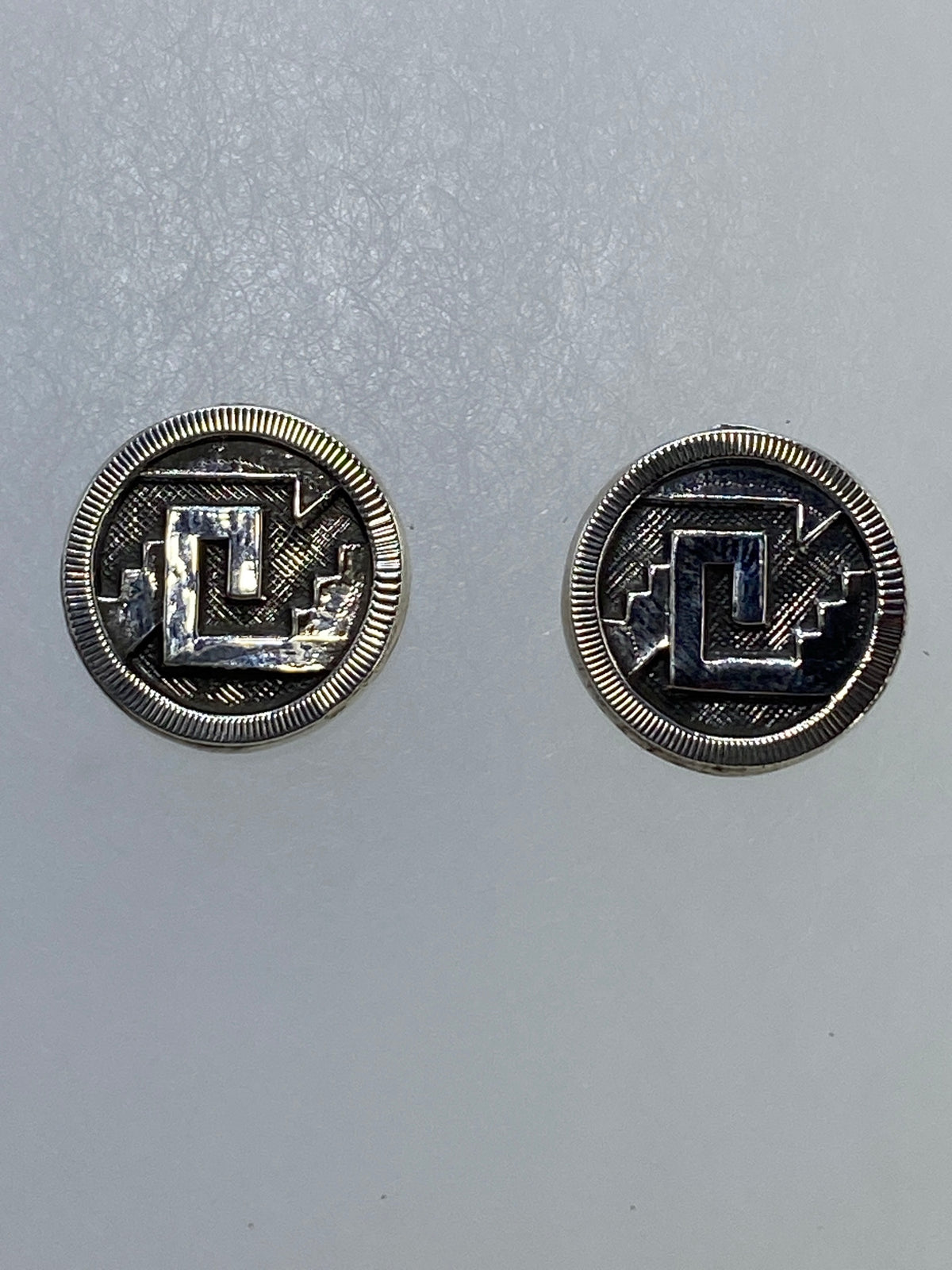 Aretes sobre fondo blanco con Quinto 925 visible