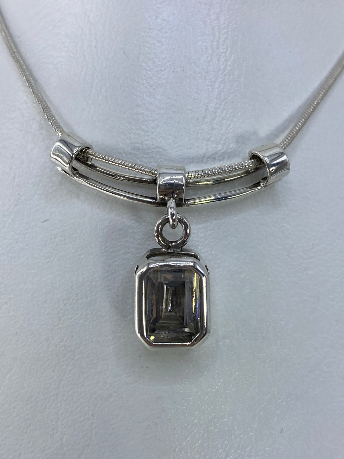 Dije de plata 925 con circonia blanca rectangular, colgado de cadena de serpiente plateada