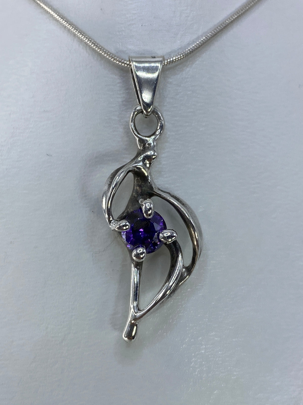 Dije de plata 925 con circonia morada facetada de 3.9 cm, colgando en cadena de plata