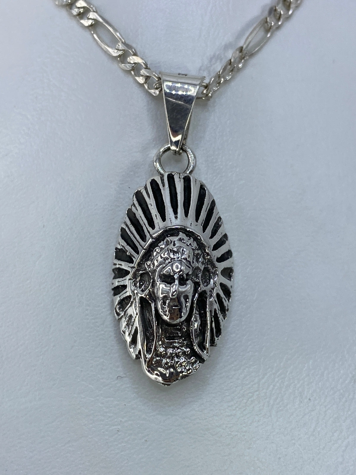 Dije de plata 925 con motivo de guerrero indígena y tocado de plumas colgante de cadena gruesa