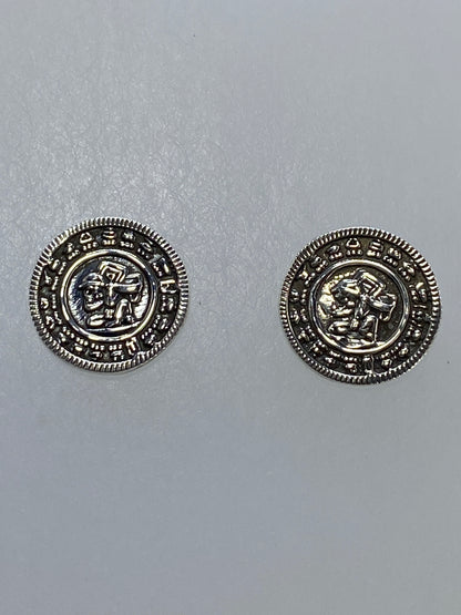Aretes prehispánicos en cartoneado sobre fondo azul, lado frontal