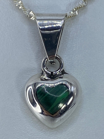 Detalle de la piedra verde y el engaste a mano en plata pulida