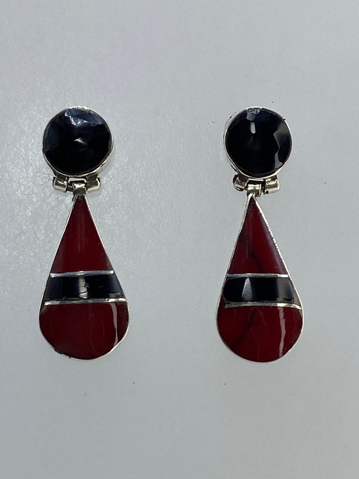 Par de aretes de plata con ónix negro y coral rojo en forma de gota
