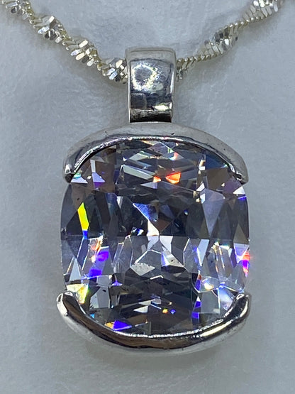 Circonia cristalina grandes destellos de luz reflejada, diamante-like, en cadena de plata