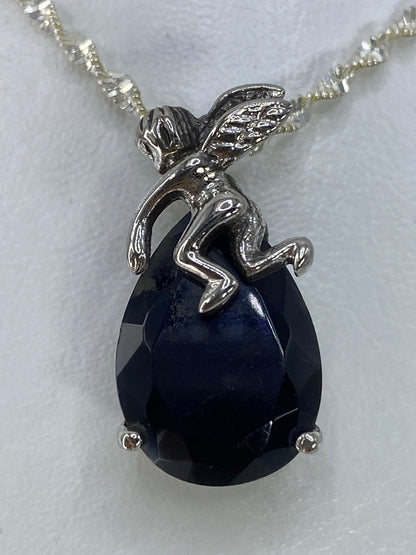 Dije de plata 925 con piedra negra facetada sobre cadena de plata con eslabones en espiga