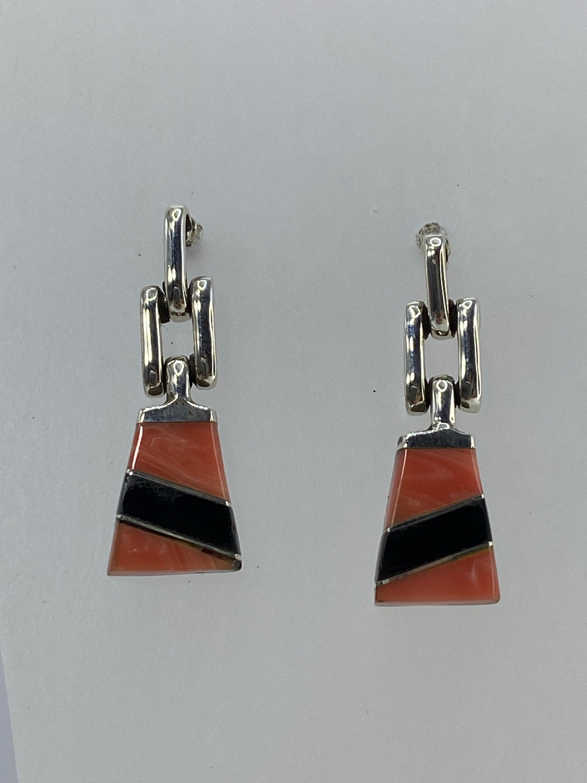 Par de aretes de plata 950 con onix negro y coral rosa en diseño trapezoid art-déco