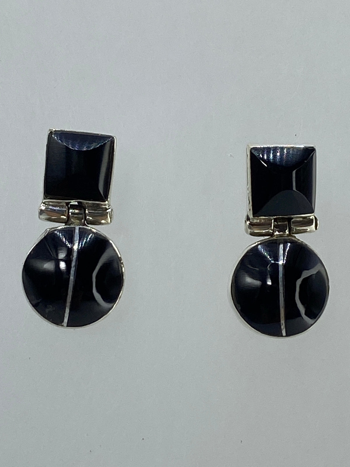 Par de aretes de plata 950 con ónix negro — vista frontal mostrando diseño geométrico