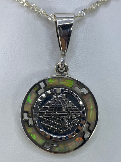 Dije de plata 950 con ópalo de fuego multicolor, forma de Pirámide del Sol prehispánica, sobre cadena de plata