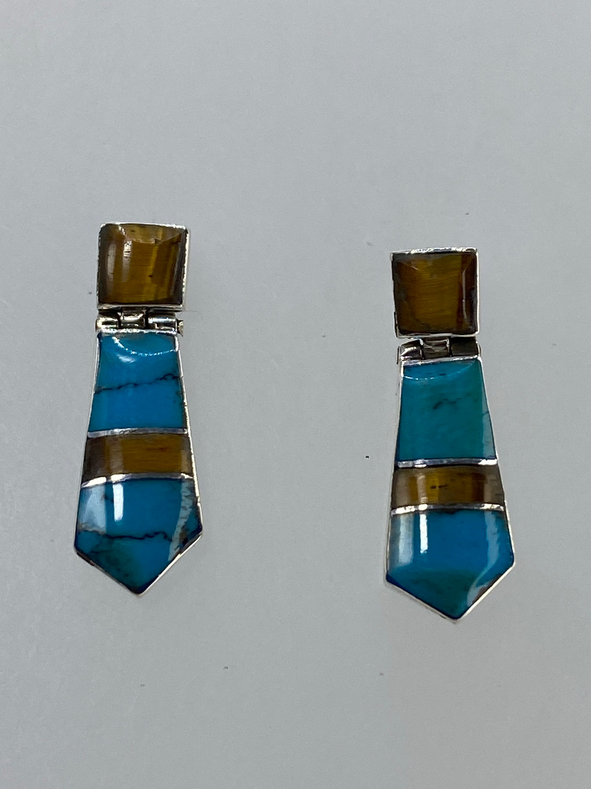 Aretes con escala de medidas mostrando el tamaño real de la pieza