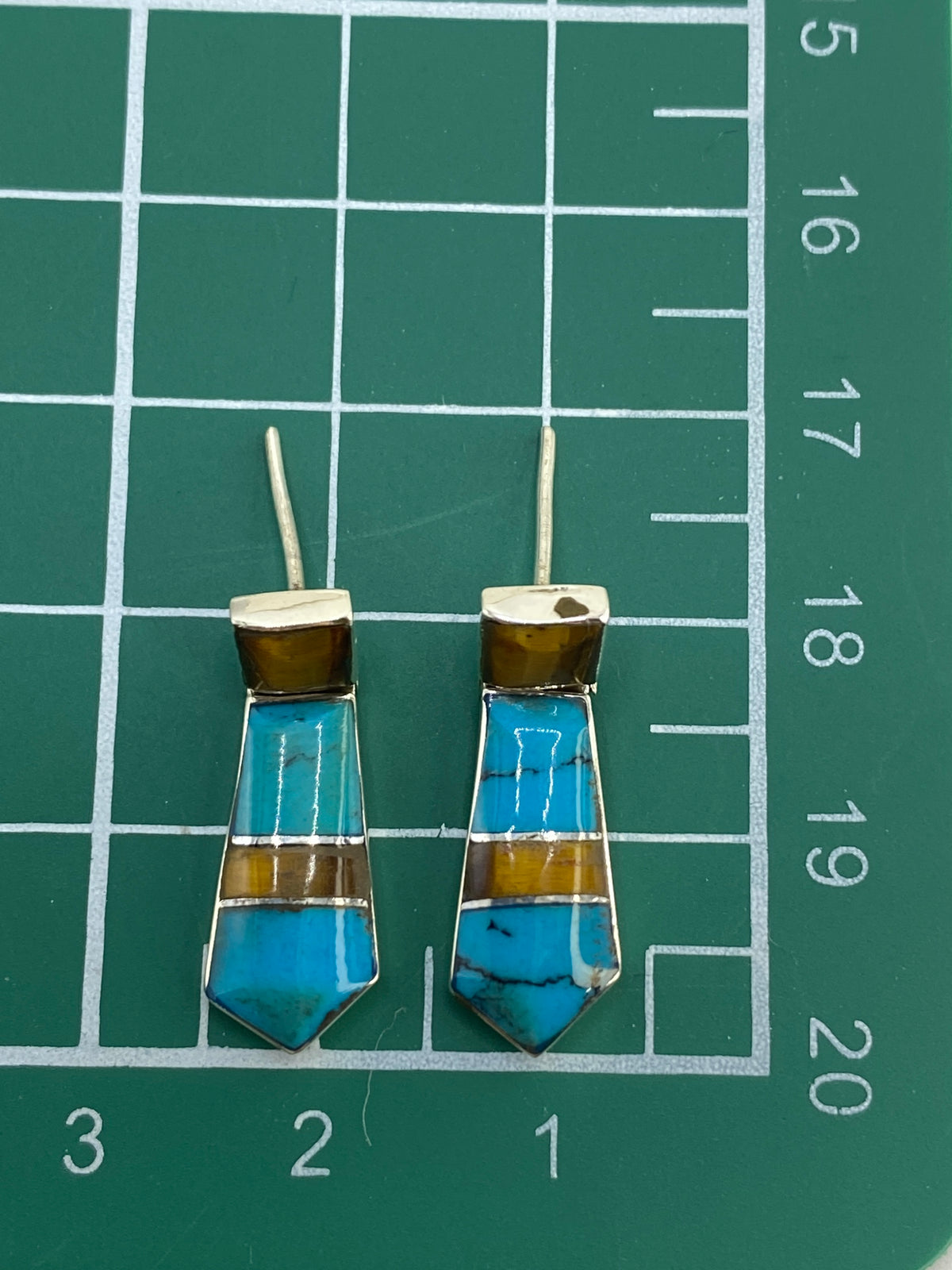 Aretes en estuche azul de presentación, listos para regalo