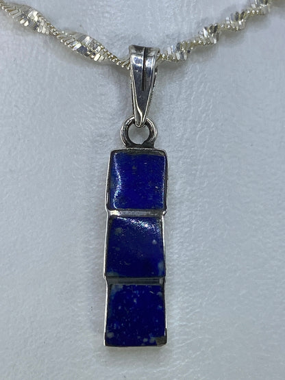 Dije de plata con piedra azul de 3 cm, colgando de cadena plateada
