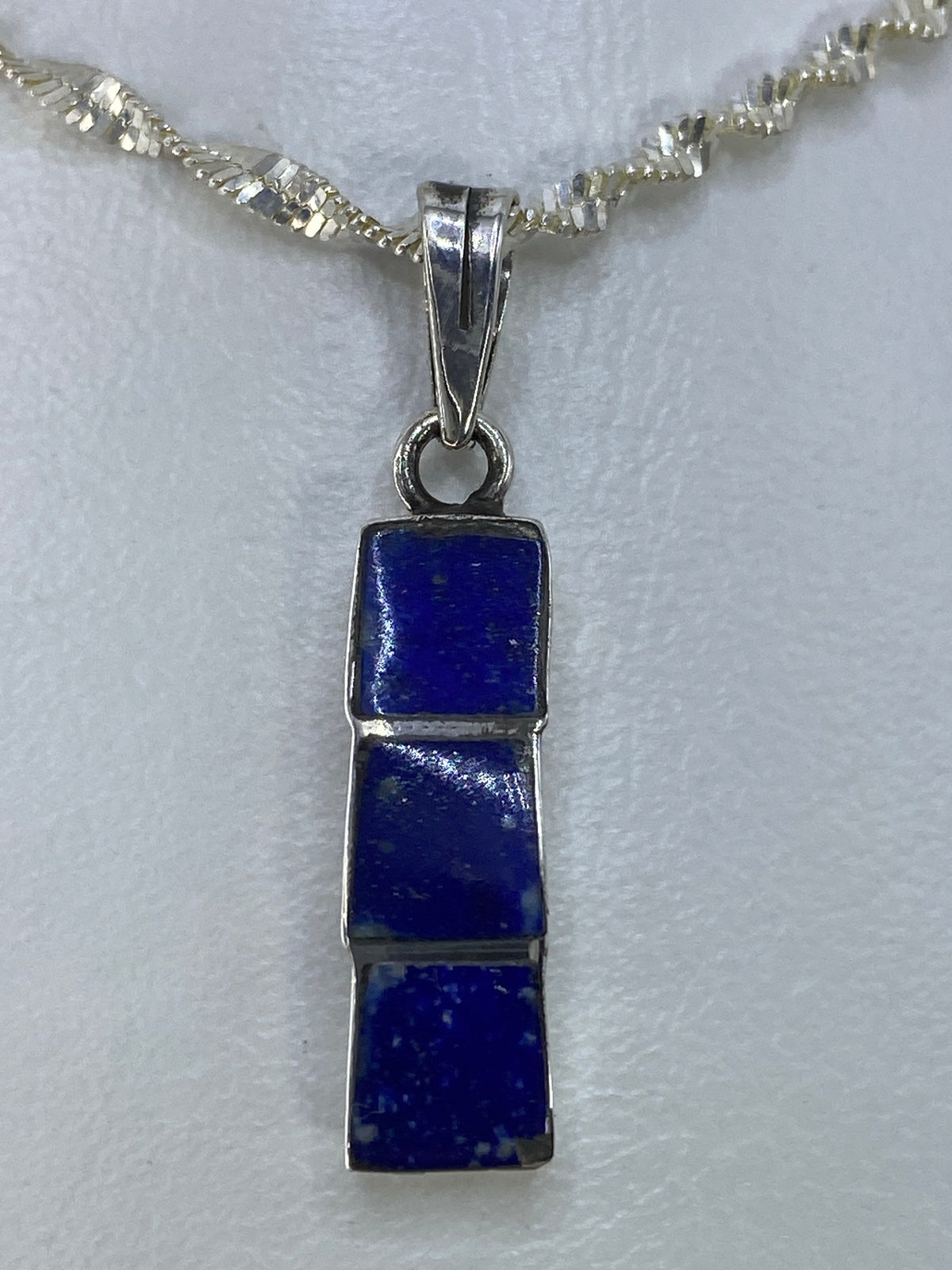 Detalle de la piedra azul engastada a mano en plata 925