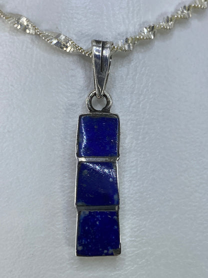 Detalle de la piedra azul engastada a mano en plata 925