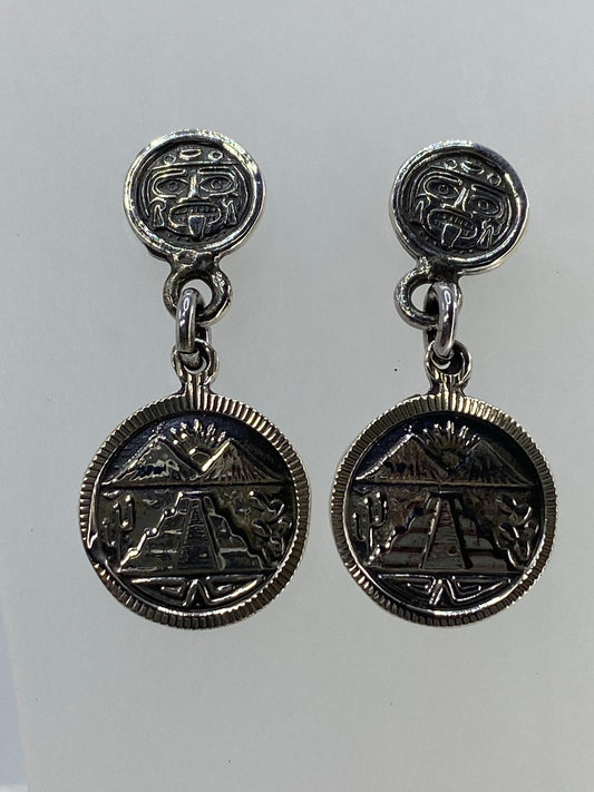 Par de aretes de plata cartoneado con rostro prehispánico y templo azteca — vista frontal