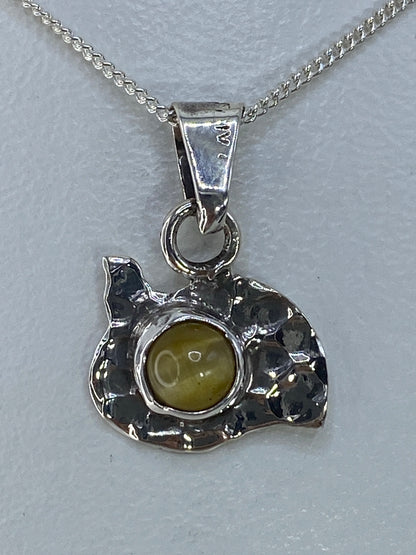 Dije de plata 925 con Ojo de Gato dorado verdoso, visto en cadena de plata