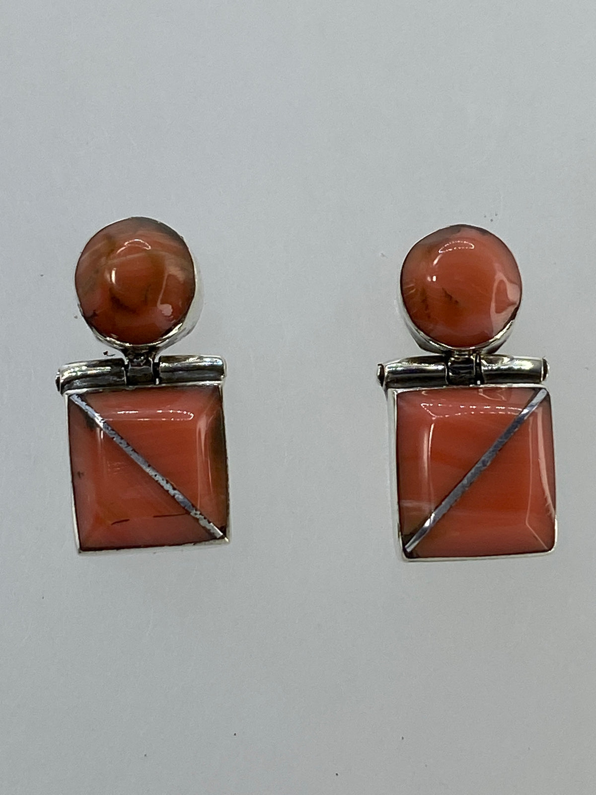 Aretes de plata 950 con coral rosa engastado, par completo vista frontal