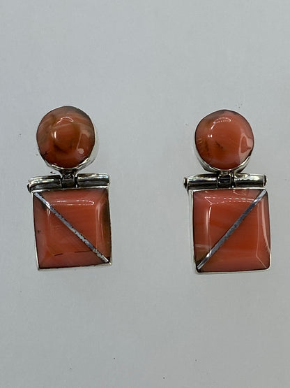 Aretes de plata 950 con coral rosa engastado, par completo vista frontal