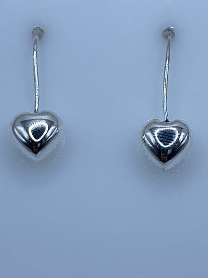 Aretes de plata en forma de corazón, cartoneado de Taxco, par completo sobre fondo blanco