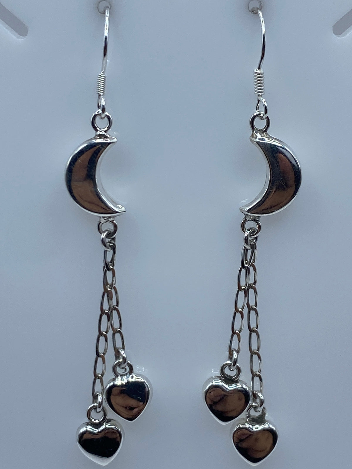 Par de aretes de plata 925 con luna y corazones colgantes, largo 6.6 cm