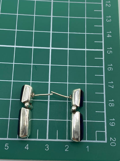 Aretes plateados descansando en estuche, con su peso de 6.94 g