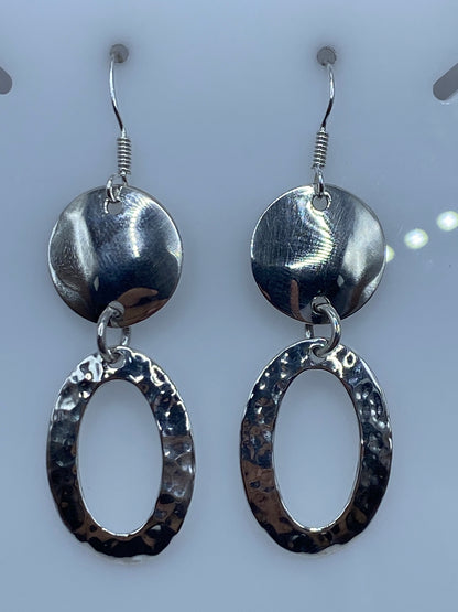 Par de aretes de plata repujada con diseño geométrico en relieve, 5.1 cm de largo