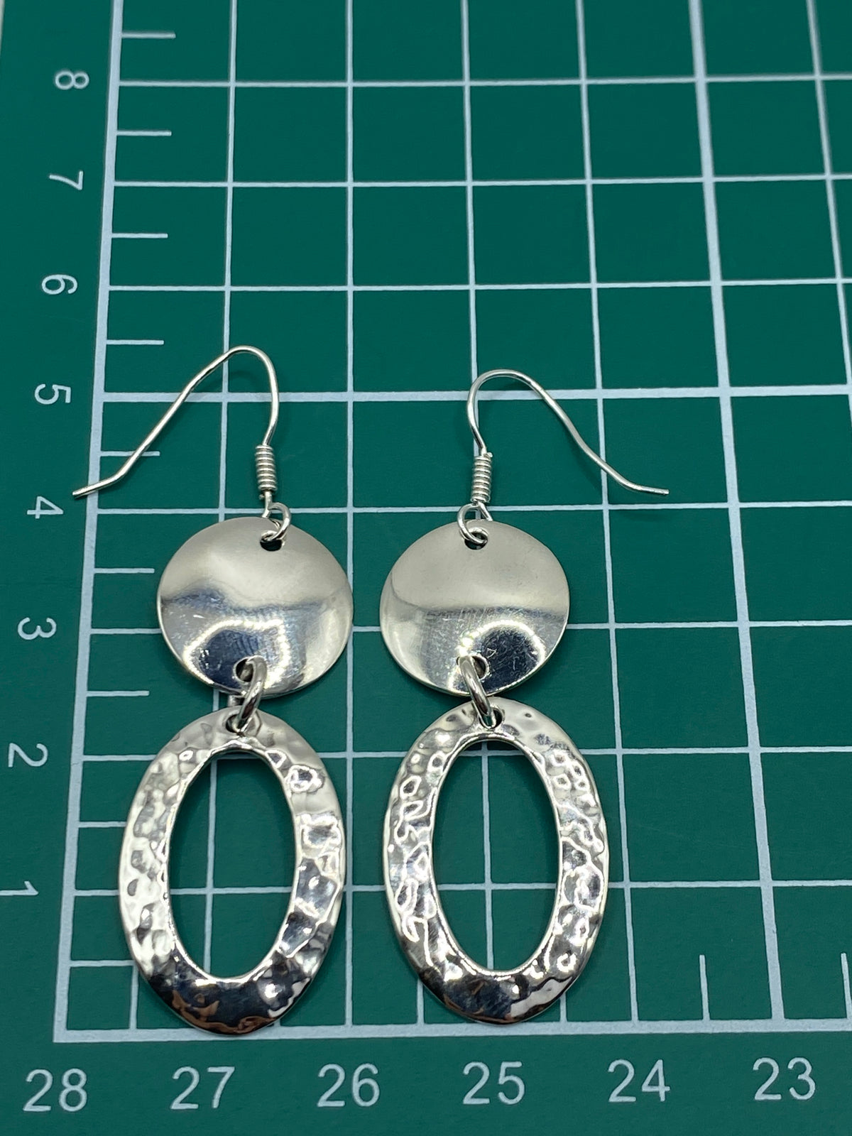 Marca del Quinto 925 visible en los aretes de plata auténtica